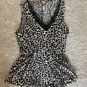 Söt leopardtopp - Säljer detta supersöta leopardmönstrade linnet. Det står storlek S men skulle säga att den är större i ungefär storlek M eller L. Kp vid frågor eller om du vill ha fler bilder❤️