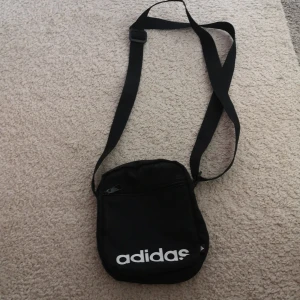 Adidas axelremsväska  - Jättebra skick använd 5 gånger. Skriv till mig för prisförslag. 