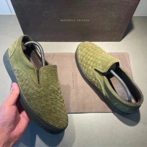 Bottega Veneta skor - bottega veneta slip-ons. Storlek 42/43 Säljer då det ej kommer till nytta.