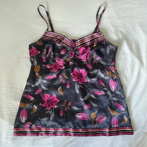 Linne - Linne från Vera moda i mkt bra skick. Justerbara band. Skriv privat för frågor eller flera bilder. Titta gärna in mina andra annonser 😉59kr + frakt ❤️