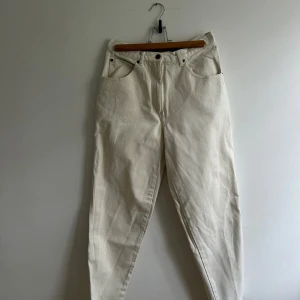 Väldigt ljusbeiga jeans - Högmidjade jeans som är väldigt ljusa. Skulle säga beige men gränsar till vit typ. Köpta second hand så finns inte något märke på! Skulle gissa på att det är strl 36-38