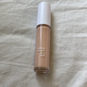 Elf Camo concealer - Trendig concealer från elf! Endast testad på handen. Säljer pga fel färg. Priset är + frakt. Använd inte köp nu utan kontakta mig privat vid intresse!