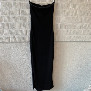 Långklänning - Långklänningen från Gina med slit på baksidan. Inga axelband Endast använd en gång så ser ut som ny Köparen står för frakten 