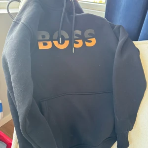 Hugo boss Tröja  - Hej, säljer denna snygga Tröja billigt då jag vill bli av med den! Bara att skriva vid funderingar! MVH 
