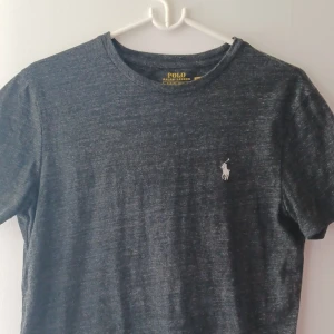 Ralph Lauren tröja - Hej!Säljer nu denna exklusiva ralph lauren tröja för ett jättebra pris.Den passar mig och jag e typ 175.Den är köpt för bara en månad sedan så typ som ny.Varför den är exklusiv är för att den är köpt i USA.Hör av er vid funderingar.