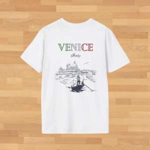 Säljer denna stilrena t-shirt för de som älskar Venice! Den är helt ny, inga defekter. Skriv till mig vid fler frågor🤝