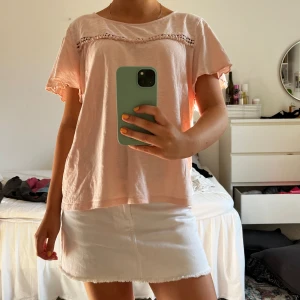 Söt rosa topp - Söt rosa topp med volang ärmar och fina detaljer. Passar S-M 🩷