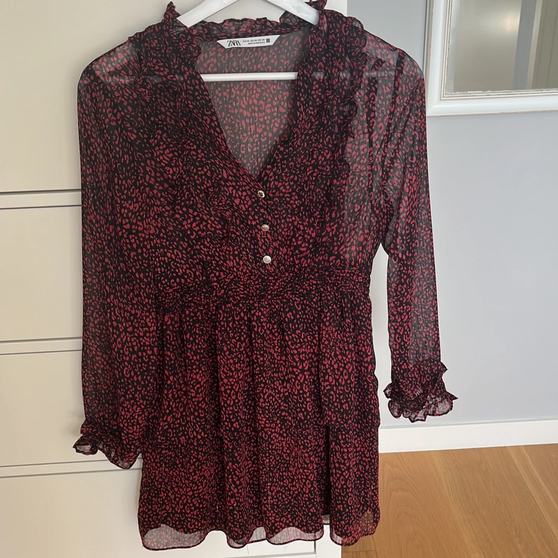 Röd leopardmönstrad klänning