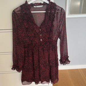 Röd leopardmönstrad klänning - Säljer nu denna röda leopardklännningen ifrån zara i storlek xs 💕💕den säljs ej längre och är i nytt skick samt aldrig använd💕💕 jag säljer den eftersom att den aldrig kommer till användning💕