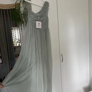 Klänning - En helt ny klänning från ASOS som jag köpte till ett bröllop.💚 Aldig använd. Den passade tyvärr inte mig och jag hann inte returnera den så därför säljer jag här. 🥰