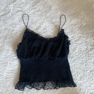 Fin topp/linne  - Svart kort linne med fint material  likande spets! 55kr + FRAKTEN 