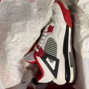 Jordan SE AIR RETRO - Jag har slutat samla på skor då jag har småtröttnat på hobbyn, nu säljer jag mina Jordan 4. Använt ett få antal gånger Skick: 9/10 Kvitto och originalbox ingår. Möts i Stockholm. Skickar även skorna!  Skriv vid intresse:)  Pris kan diskuteras. 