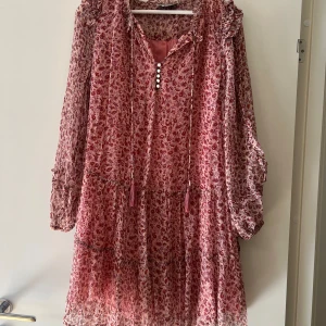 Blommig klänning - Säljer en underbar klänning från Moliin.  Storlek S i 100% viskos. Perfekt på sommaren! 🩷  Använd vid 1 tillfälle.   Nypris 1500 kr