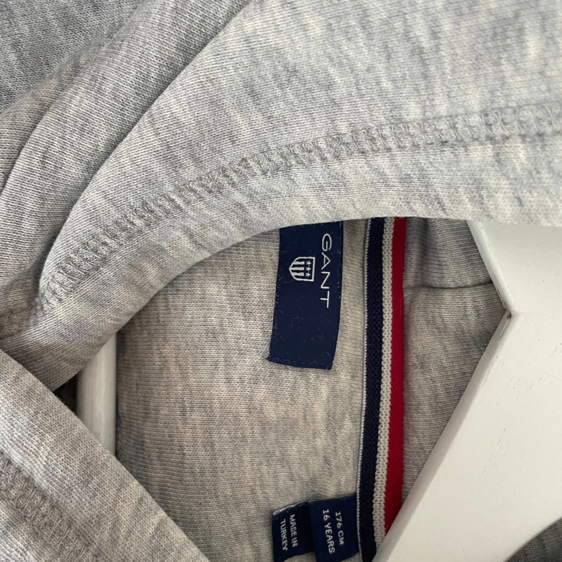 Grå hoodie från GANT - 90