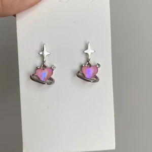 Örhängen  - Så coola örhängen, aldrig använda. 