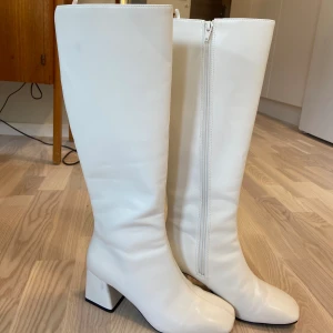 Vita gogo boots - Är storlek 36 men är något stora i storleken och passar som 37, 5cm klack. Stöveln är 43,5cm hög med klacken. Ändast använda två gånger men har ett mindre märke på höger klack (syns bara på nära håll). 