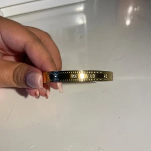 Guld armband - Jätte fint guld armband med diamanter från shein!! Orginal pris 30-40
