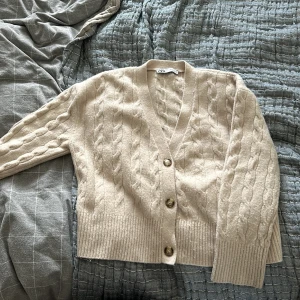 Stickad tröja från zara - Säljer denna stickade tröja från zara eftersom den inte kommer till användning. Den är i bra skick och i skönt material!!