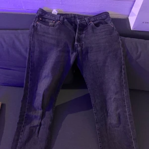Levis jeans - Levis 501 som använts i ungefär en månad  Färgen är grå/svart