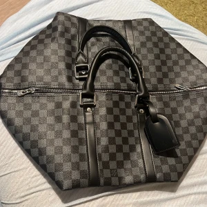 Louis Vuitton  väska  -  Jag fick den som en present av en familj som hade den för längesen men den ser ut som en Helt ny väska rent fint väska och jag säljer den för 10 000 för jag vet inte hur mycket skär exakt den. Man kan diskutera pris.