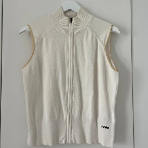 Väst - Fin väst från Peak Performance. Lite missfärgad vid insidan kragen pga smink