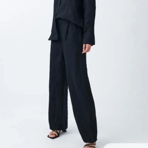 Linen trousers - Svart linnebyxor från Ginatricot i regular 