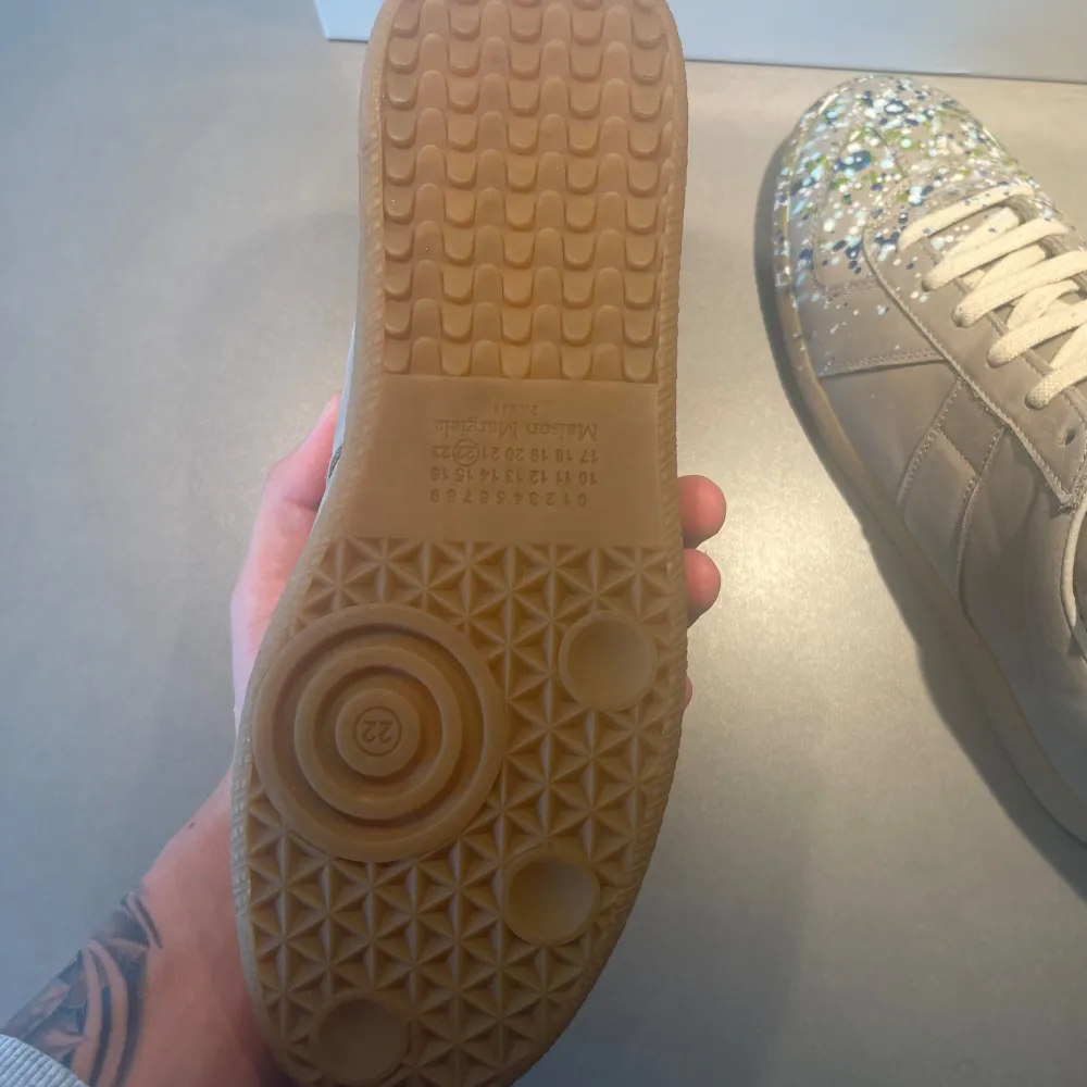 ‼️VI TAR EJ BYTEN‼️ Maison Marigela GAT sneaker | Skick: 9,5/10 | Storlek 39 fits 40-40,5 | box & skopåse tillkomer tillkommer. | Fraktar inom 24H efter köp på köparens bekostnad 📦💨 | Hör av dig vid minsta fråga eller fundering . Skor.