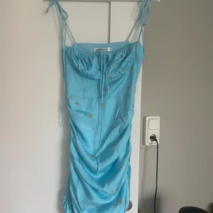 Adoore Santorini dress - Säljer min använda klänning från adoore då den är för liten. Jättefin färg och passform. Bild 3 och 4 är lånade🥰 pris kan diskuteras vid snabb affär