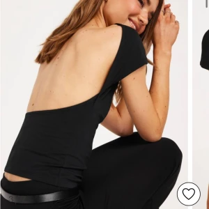 Topp - Säljer min fina Nelly t shirt med öppen rygg då jag har alldeles för mycket kläder❤️