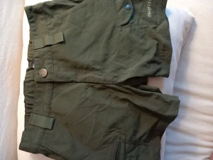 Haglöfs junior fritids shorts - Nyskick gröna fritids shorts storlek 122. Namnmärkta.