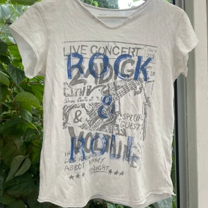 Zadig and Voltaire tshirt - Säljer min älskade Zadig and Voltaire tröja då den har blivit för liten😢har några slitningar (därav priset)men inget man märker🥰skriv vid funderingar💗