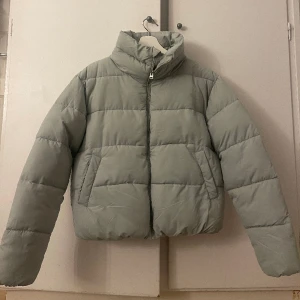 Grön plugget jacket  - Från lager 157. Storlek s. Använd fåtal gånger. Men har fått lite svarta fläckar på ena armen(de bild) kan finnas någon mer men kontakta mig för bättre bilder💚har ej testat ta bort de men de kanske går att ta bort med typ lite vatten