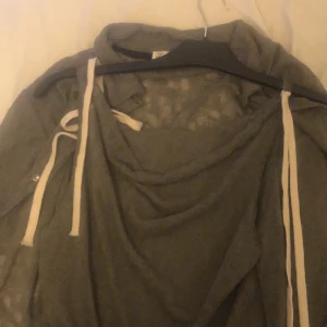 Ett linne med kofta set  - Ett jätte gulligt linne med kofta set med vita rosetter