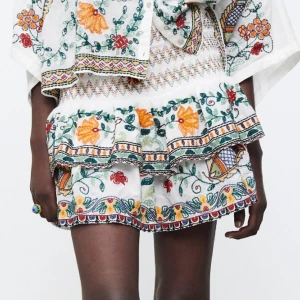 Broderad volang kjol - Aldrig använd! Passar S-L  Jag är själv en storlek M-L på zara, sitter superbra! 