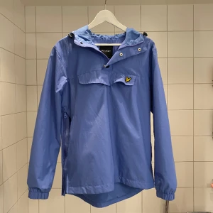 Ljus blå Lyle scott vindjacka - Väldigt bra skick! Aldrig använd men en söndrig knapp. Knappen var sönder när jag fick den av postnord 🙄 