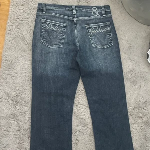 Dolce & gabbana jeans - Säljer dessa assnygga dolce & gabbana jeansen då dom tyvärr inte kommer till användning längre!(ÄKTA) jag är 165 och dom är lite långa på mig, storlek S-M❤️