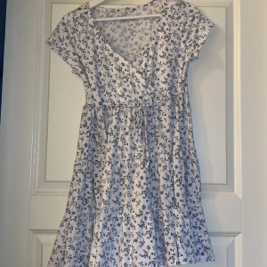 Klänning  - En super fin klänning från hollister. Materialet är otroligt mjukt och är bara använd någon enstaka gång 🌸