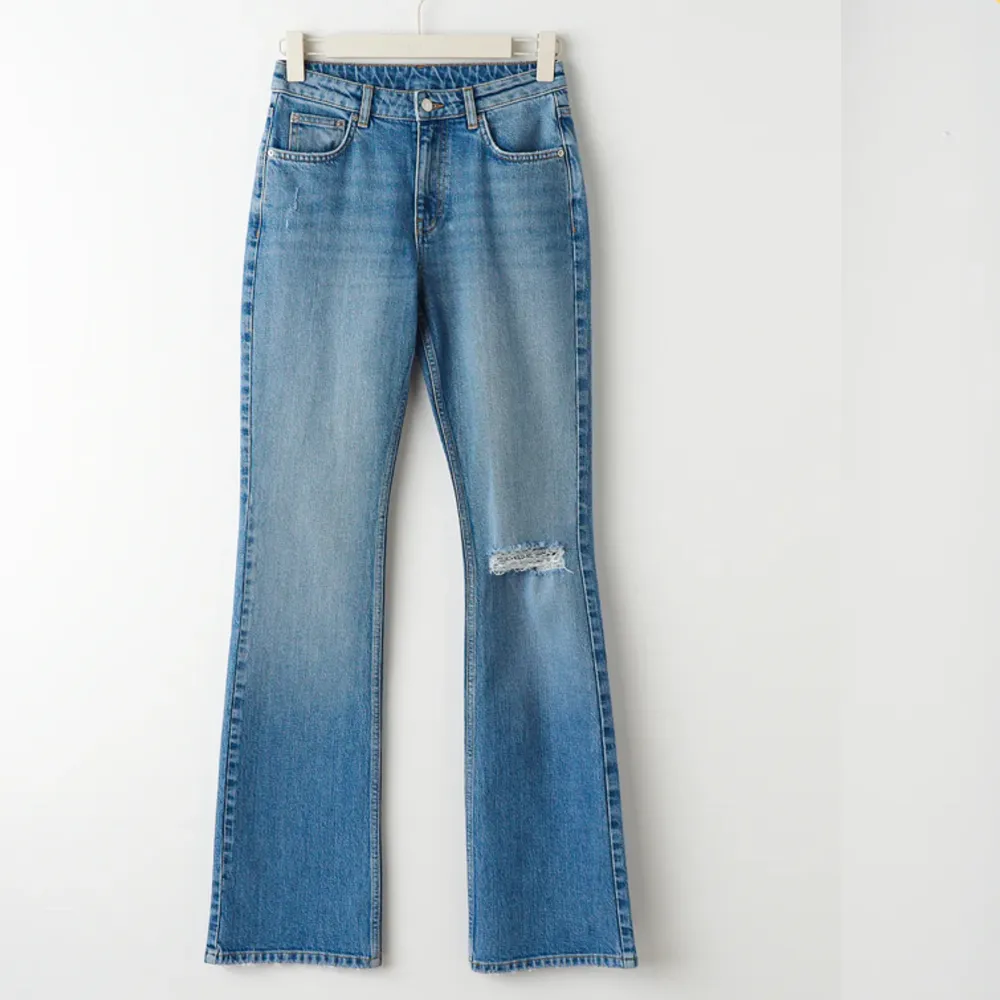 Skit snygga ljusblåa jeans med hål på knät som även är lågmidjade🩵använda Max 2 gånger. köpare står för frakt! Pris kan diskuteras. Ordinarie pris 500kr. Jeans & Byxor.