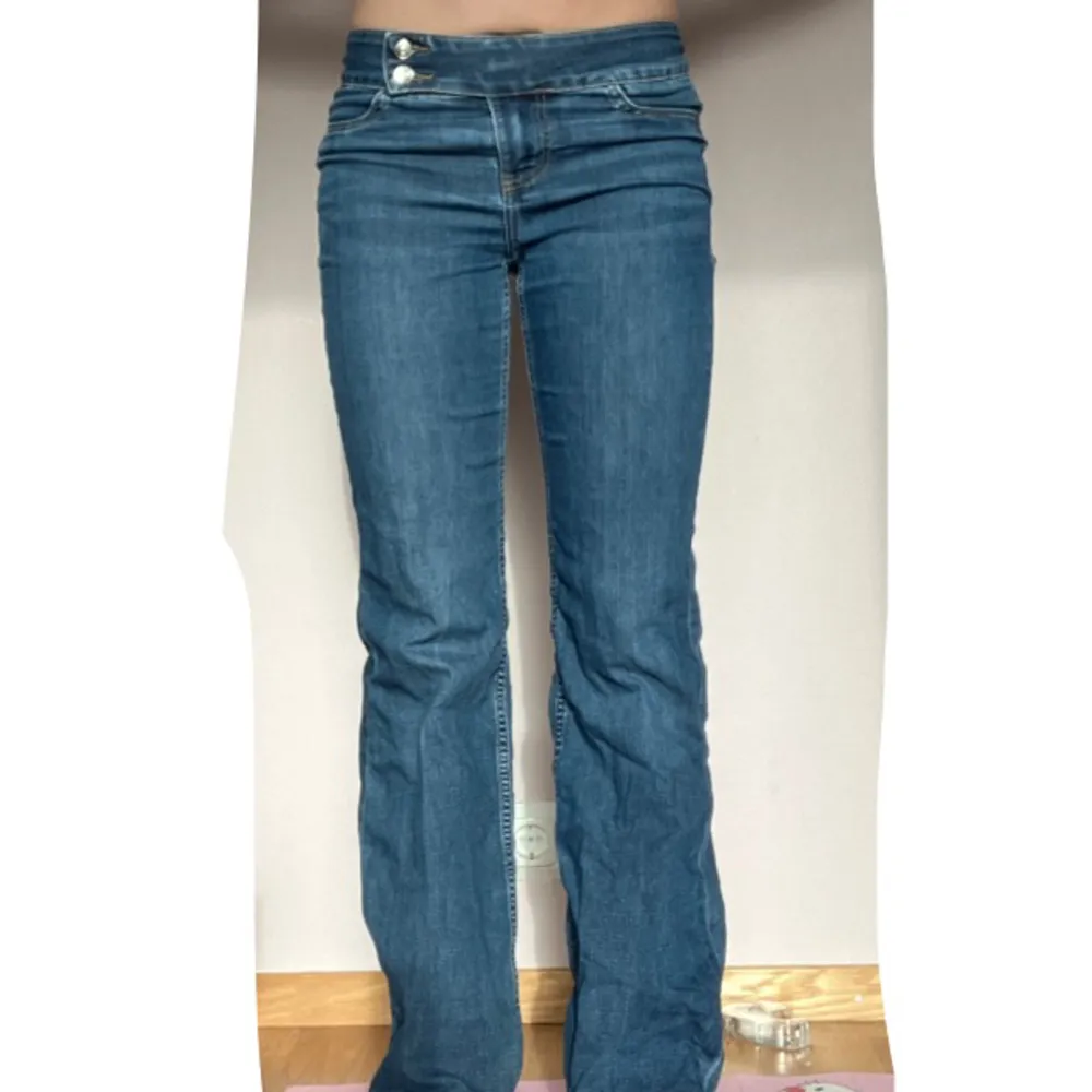Low waist bootcut/flare jeans men superfin detalj. Är lite slitna längst ner, skriv om ni vill ha fler bilder!🩷 Priset är diskuterbart!🩷 . Jeans & Byxor.