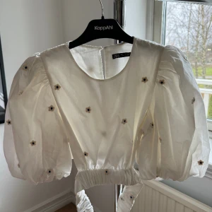 Blus med små blommor - Blus från Zara med små blommor. Köpte den för att använda den på påsk. Endast använt den vid det tillfället!  🤗