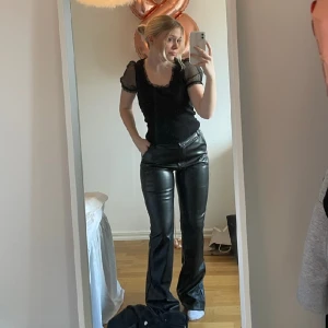 Skinnbyxor  - Säljer mina Skinnbyxor då dem inte kommer till användning. Det är i storlek M men har bra stretch. Jag är 165 och har sytt upp dem lite grann. Använda Max 6-7 gånger.