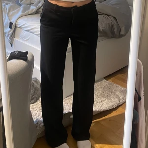 lågmidjade kostymbyxor  - Svarta kostymbyxor från vero Moda. finnpassform, relativt långa i benen. jag är 165cm lång.  liiiite noppiga på få ställen, men inget man tänker på. 