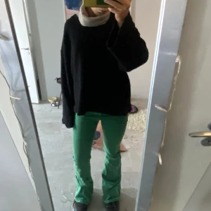 Coola jeans - Gröna midwaist utsvängda jeans i storlek s!