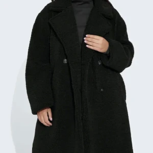 Teddykappa  - Säljer en svart lång teddykappa frpn Bikbok. Aldrig använd så helt ny.  Super mysig och varm. Storlek xs