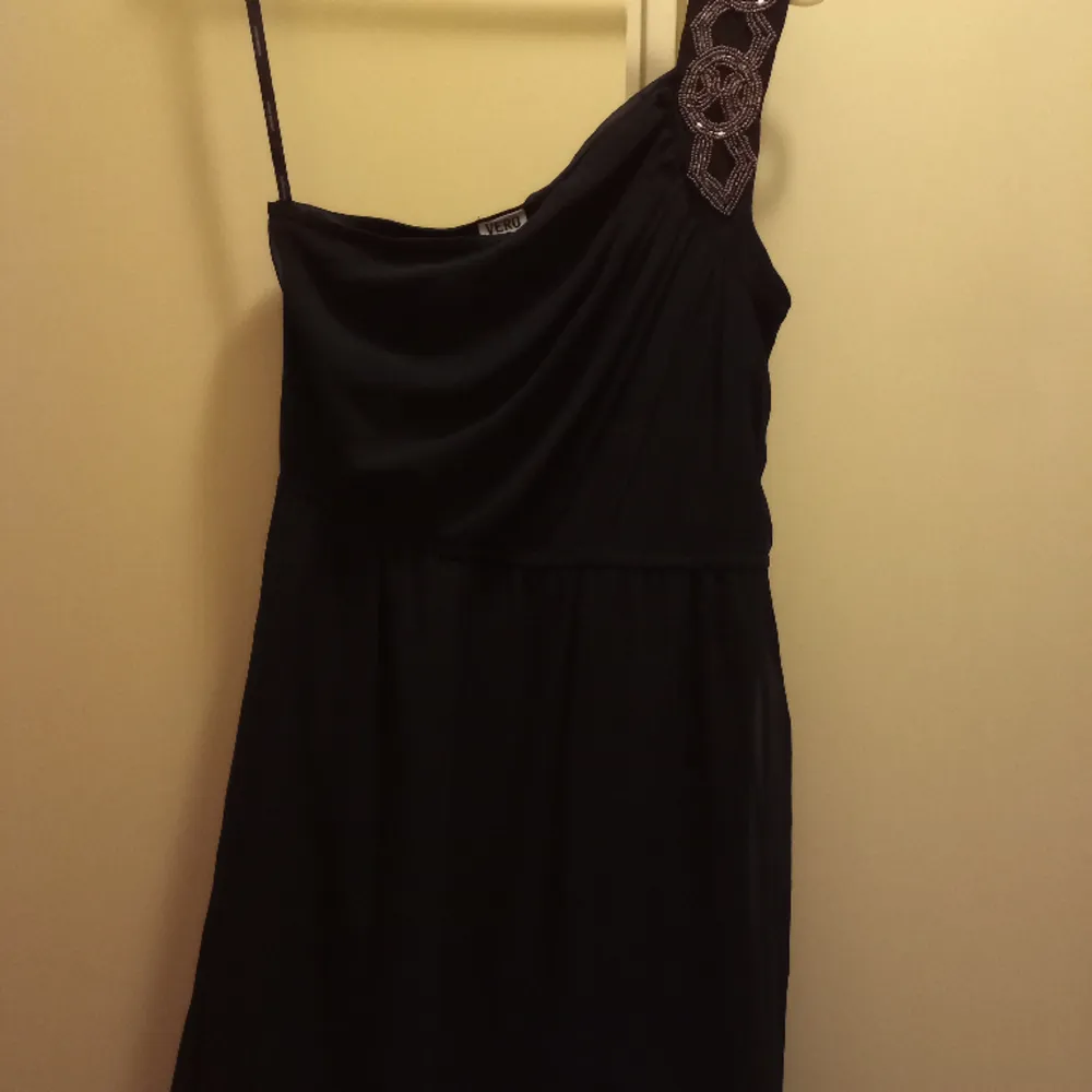 Säljer denna svarta klänningen ifrån Vero moda. Köparen står för frakten! . Klänningar.