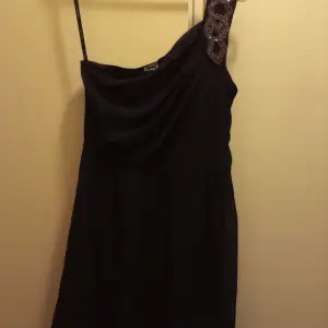 Säljer denna svarta klänningen ifrån Vero moda. Köparen står för frakten! 