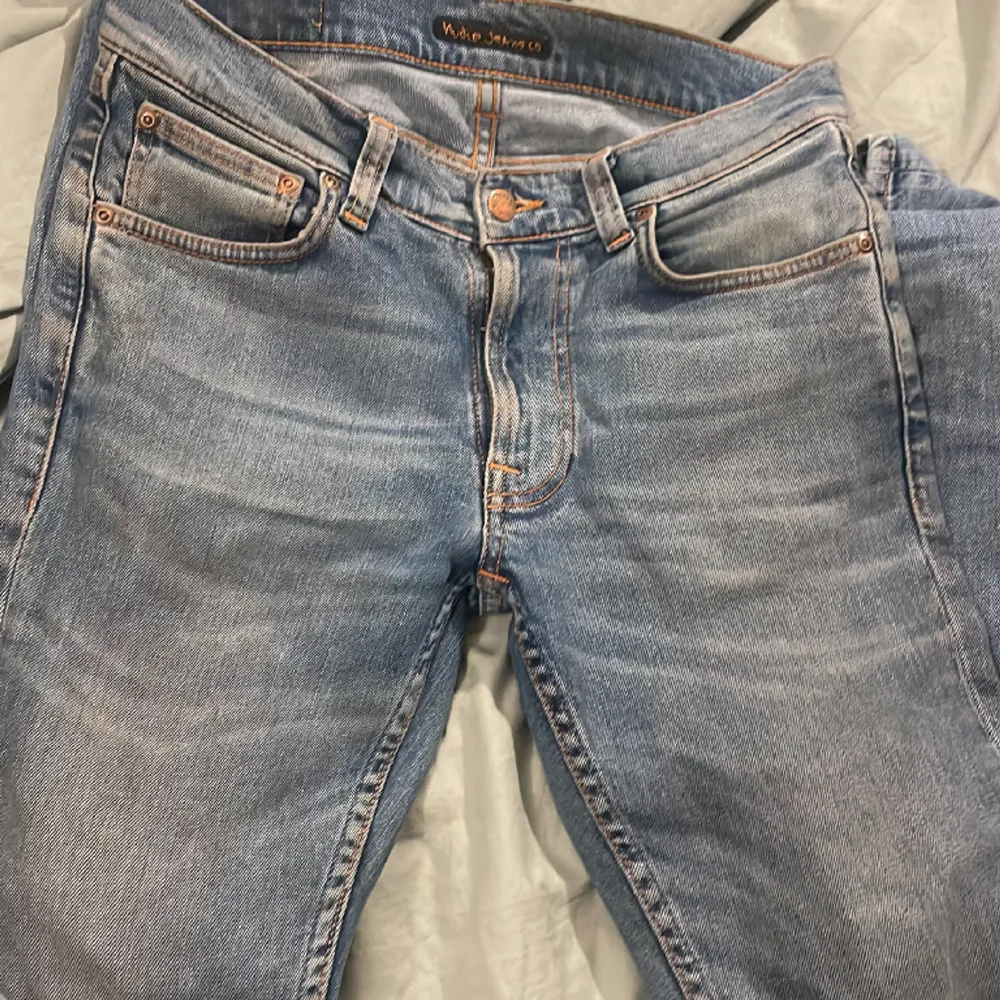 Säljer ett par Nudie jeans i modellen organic dom är ljus blå och i skick 8/10 storlek w26 L30 skriv vid frågor samt intresse. Jeans & Byxor.