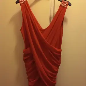Säljer denna röda klänningen. Passar mig som har storlek S. Köparen står för frakten! 
