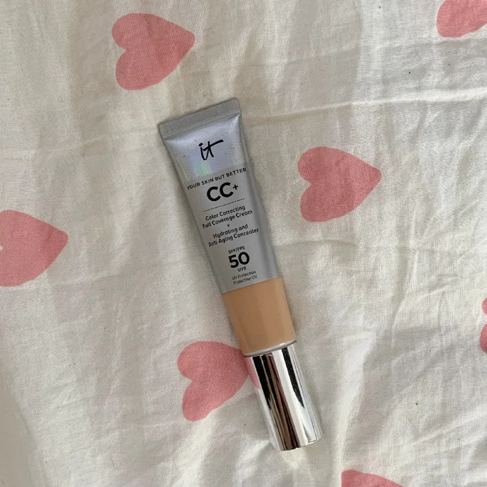 CC cream ”your skin but better” från It cosmetics, I färgen Light Medium. Endast testad, nypris 505kr💗. Accessoarer.