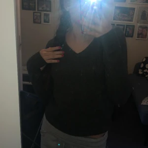 Stickad tröja - Så gosig tröja med V-neck! Använd 2 ggn men säljer då jag har för mycket kläder❤️inga defekter finns!’❤️(köpt från Vila’s hemsida)